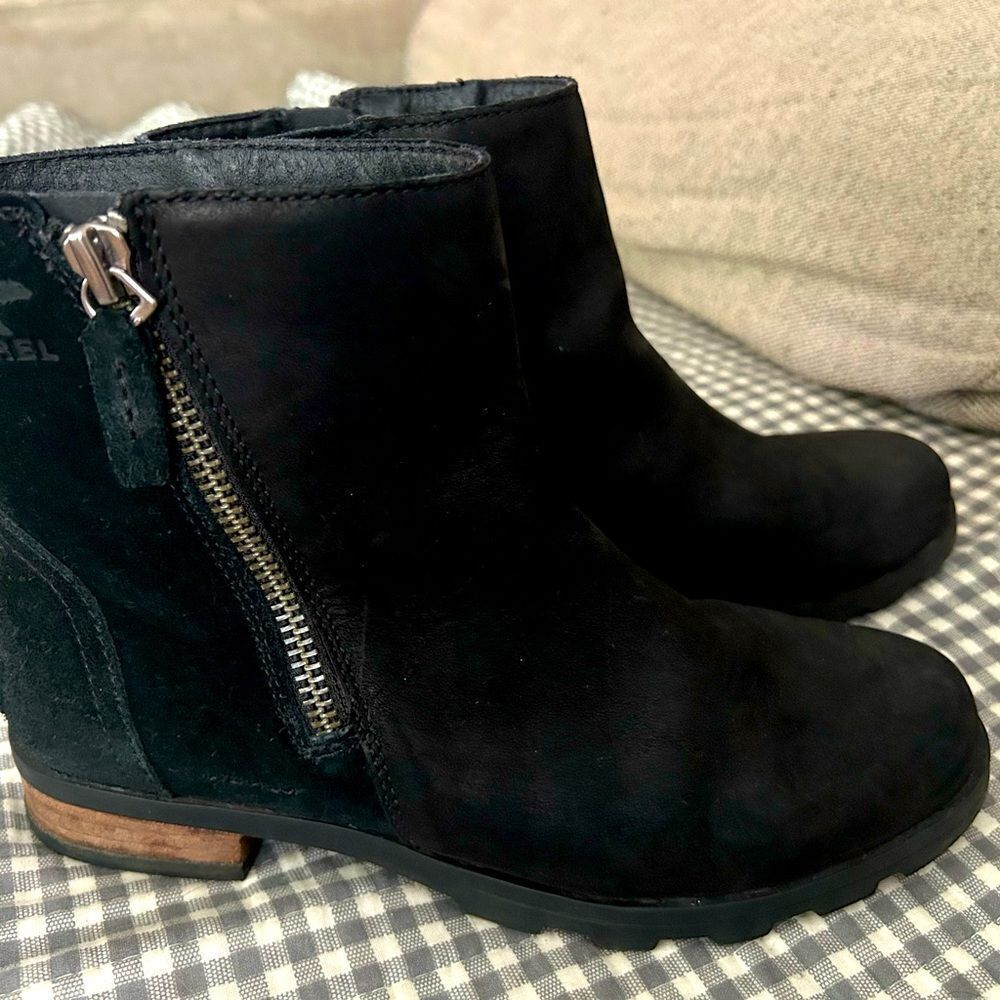 Sorel Emelie Chelsea zip Black Leather suede Ankle Bootie Women's Size 6…